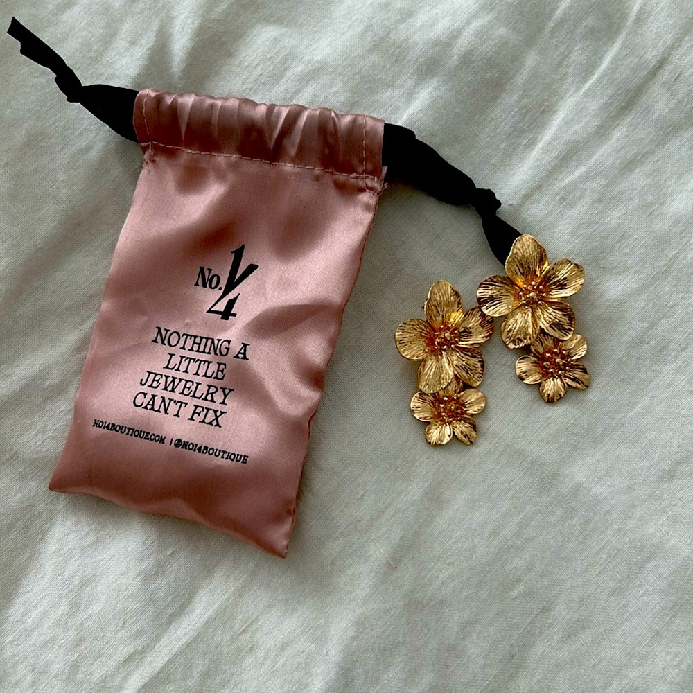 NWOT!!  GOLD DOUBLE FLOWER EARRINGS - COSTUME JEWELRY